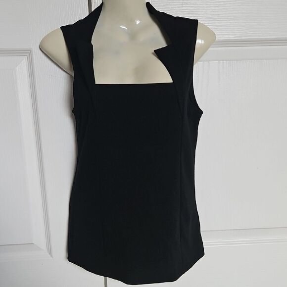Elegant Black Sleeveless Top - Picture 7 of 16